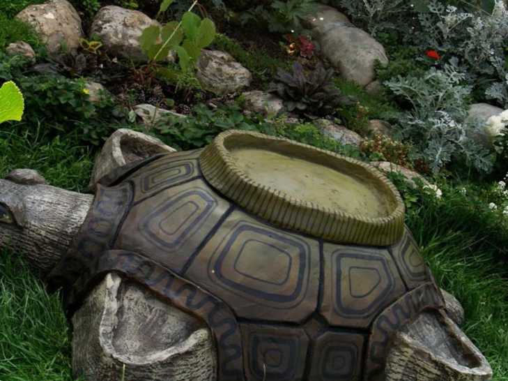 Чим закрити люк криниці приховуємо і облагороджуємо непривабливі місця на ділянці