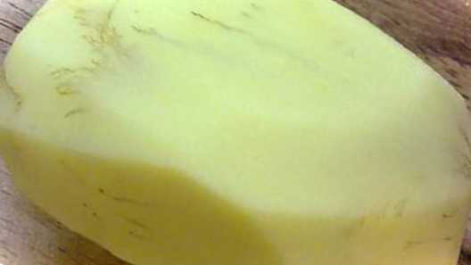 Чому трапляється картопля чорна всередині і з коричневими прожилками?