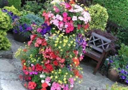 Клумба багатоярусна своїми руками Як зробити, якими матеріалами, фото