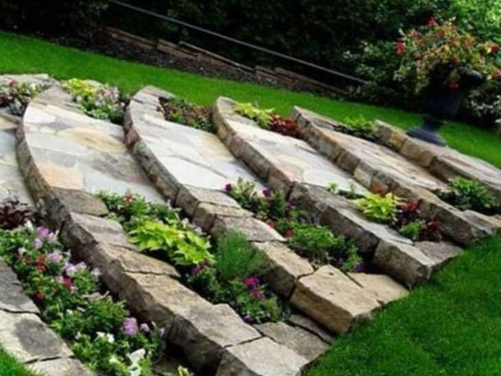 Сходинки на дачі для зручності та унікалізації загального простору