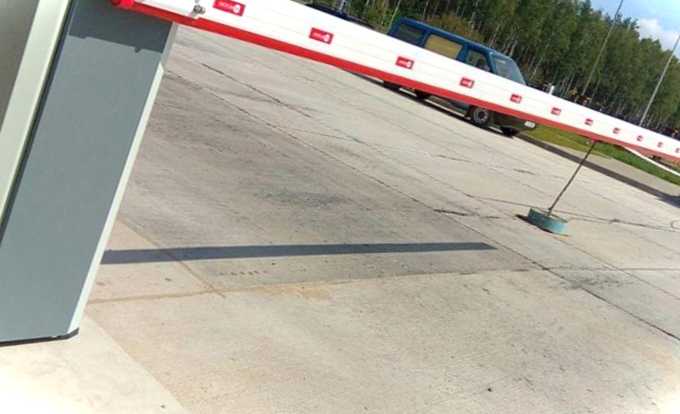 Установка шлагбауму в селі