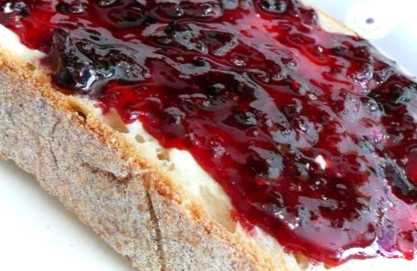 Як робити пиріг з малиновим варенням - легкий та швидкий рецепт