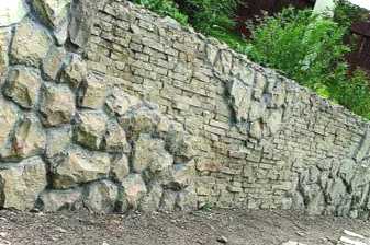 Підпірна стінка на ділянці з каменю виглядає і навіщо потрібна?