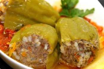 Фарширований перець з м'ясом та рисом у каструлі - 7 рецептів