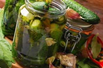 Чому огірки в банках стискаються та вибухають, що робити?