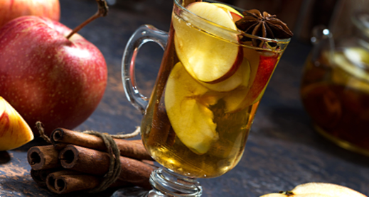 Популярні зимові гарячі напої – що пити у холод? Теплі яблучні напої