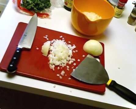 Що робити, щоб не плакати від цибулі під час чищення поради та способи від сліз