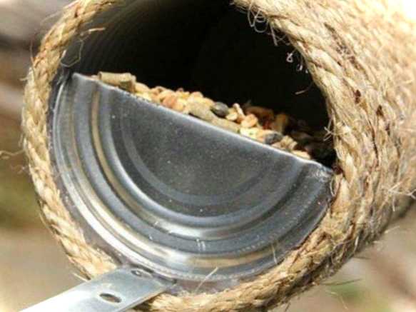 Годівниця з пивної банки для співочих пташок в кожному саду