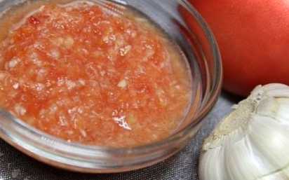 Хріновіна - класичний рецепт приготування з помідорів та хрону з часником