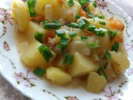 Картопля, тушкована з м'ясною тушонкою в каструлі