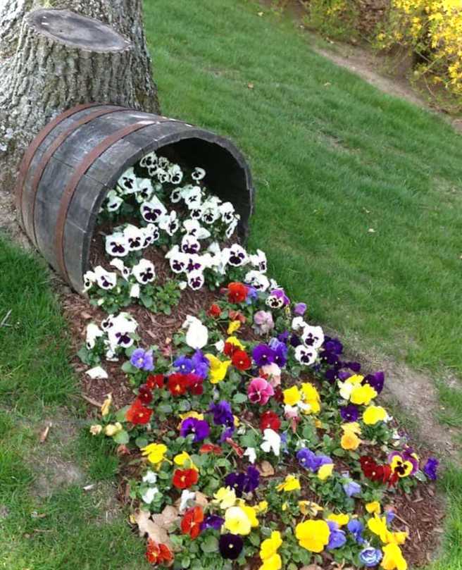 Оригінальні клумби на дачі з підручних матеріалів та старих речей