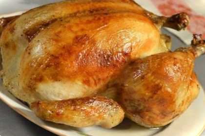 Курка, запечена в духовці повністю з хрусткою скоринкою