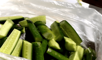 Малосольні огірки в пакеті з часником та кропом - рецепти швидкого приготування