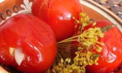 Помідори з часником на зиму – пальчики оближеш!